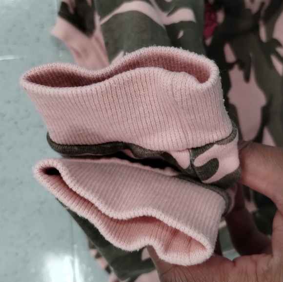 Hudson Camouflage Rose Ruffle Sweatshirt Size 4T - Picture 9 of 12